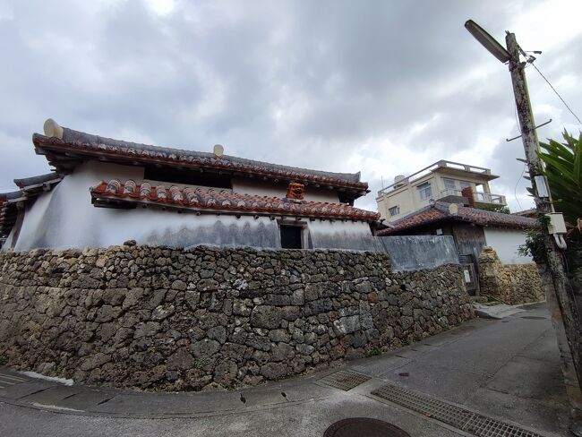 やちむん通りからわき道を入った箇所に、沖縄らしい家屋発見。