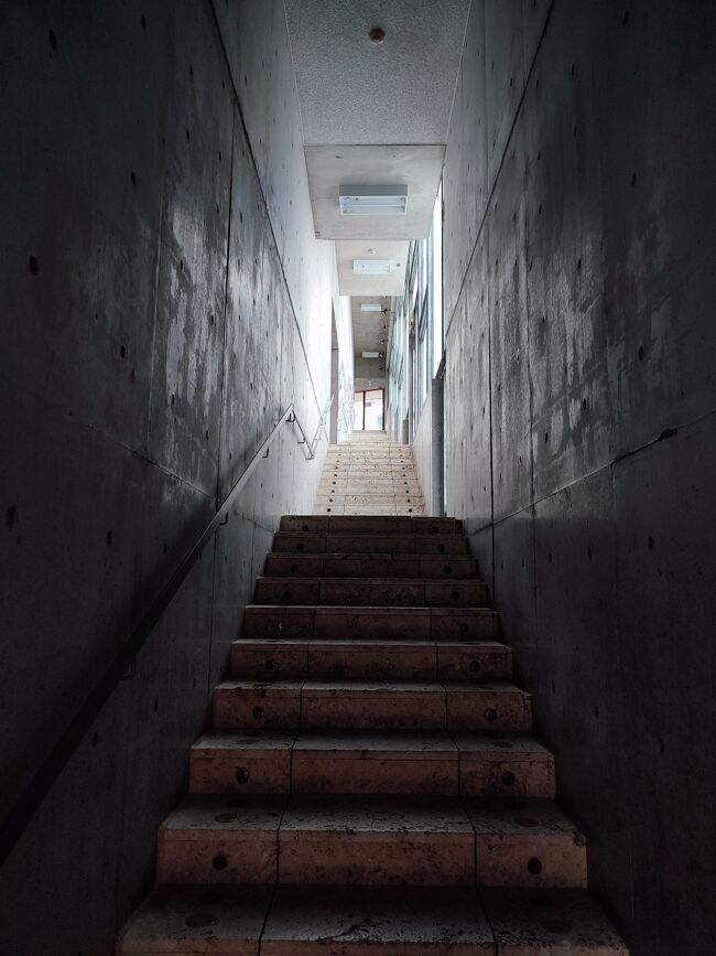 博物館自体、面白い建築だった。<br />一階から最上階まで1本の階段で行ける。（中にエレベータもあります）
