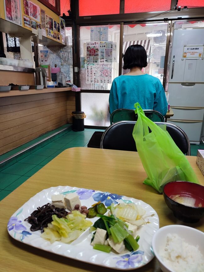 バイキング形式で野菜オンリー。というか、ほとんど白菜。<br />600円くらいなのでこんなもんかな。<br /><br />ちまきが有名で11時くらいには売り切れます。<br /><br />従業員の方が皆さん本当に感じがよい。<br /><br />そして常に満席。