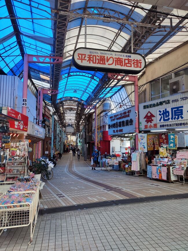 金壺食堂の近く「平和通り商店街」。<br /><br />この通りが一番ディープな那覇っぽい気がする。物価安いし。