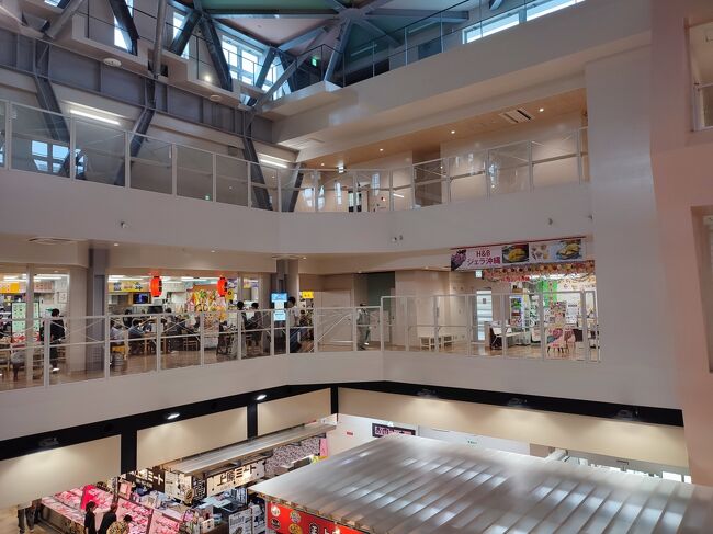 中国人の観光客と中国人の店員さんのやりとりが面白かったので、別のお店の日本人の店員さん達と一緒に眺めていたんだけど、ここ日本だよね？