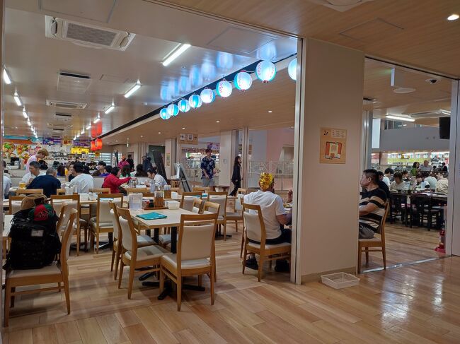 2階のフードコート。<br />1階で買った食材を２階で調理してもらえる。<br /><br /><br /><br />