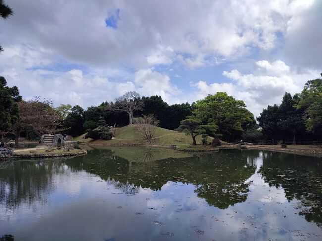 識名園は琉球庭園のひとつで、1799年に完成。中国からの冊封史をもてなす迎賓館みたいな場所として使われたそう。<br /><br />心字池という池のまわりを回遊する「回遊式庭園」で、育徳線から水が湧き出て、その水が各所に使われています。<br />