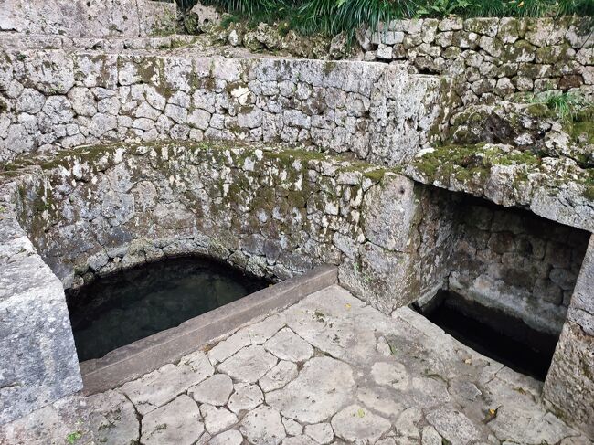 育徳泉。沖縄の「あいかた積み」という石積みで作られているそうです。