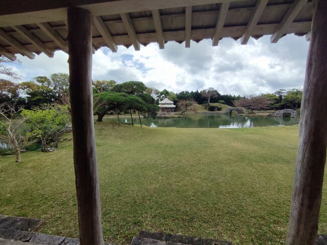 御殿内部から庭園を眺める。