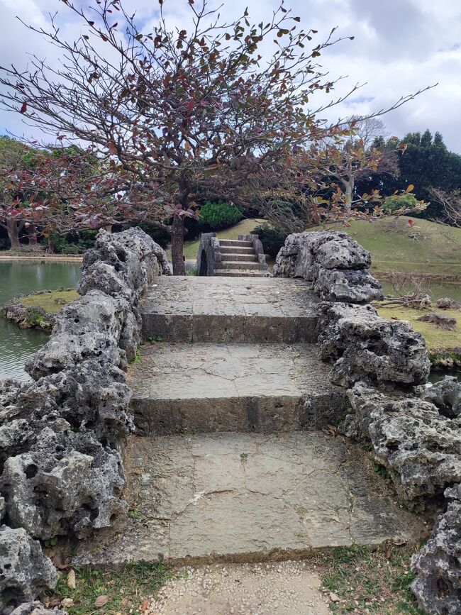 庭園の中央にある池を渡る橋。アーチ型のきれいな橋でした。