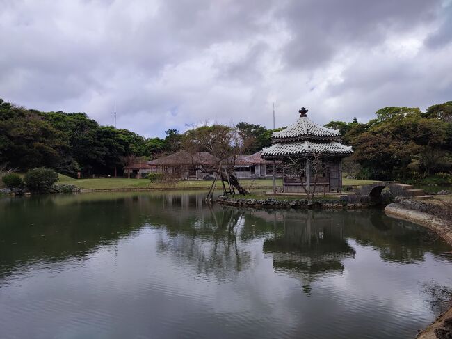 池の中央にある六角堂。