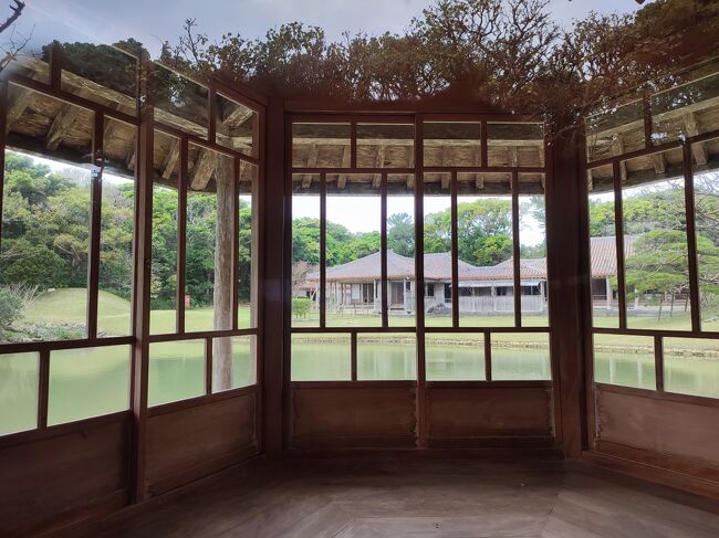 六角堂内部の建築も美しい。