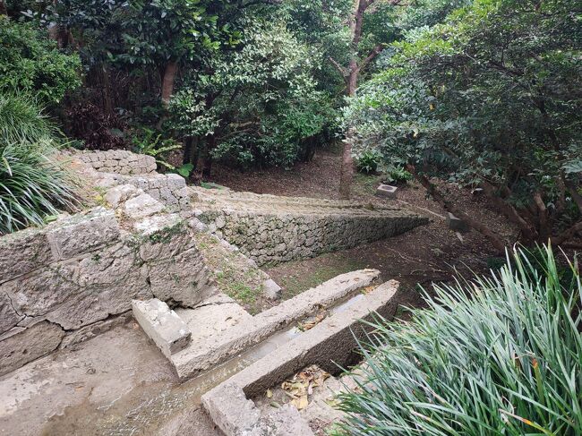 ここから水が滝のように落ちて、その下で涼を取るための建物があったそう。<br />