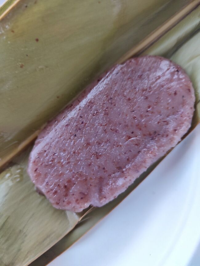 平和通りでムーチー売っている屋台があるのだけど、いつも適当に行くので、場所はよくわからない。<br /><br />気温25度のなかを持ち歩いたので、大丈夫かネットで調べたら、なんとムーチーを包んでいる月桃の殺菌効果が高いおかげて、沖縄の気温で3日ももつそう。<br /><br />すげえ、月桃！<br /><br />ムーチーは「餅」のことで、お砂糖とかまぶしてあります。<br />写真のは、紅芋まぜたやつかな。素朴な味で美味しいよ。