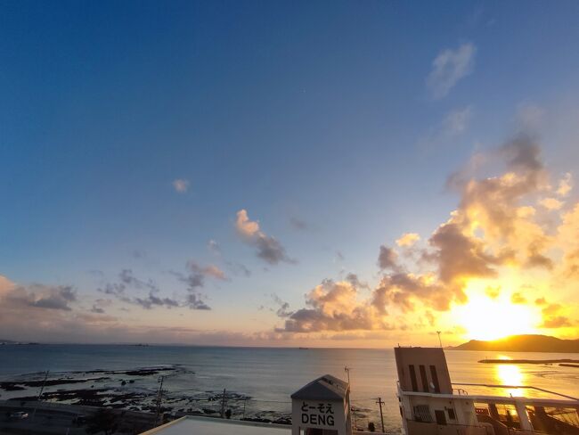 翌朝。<br /><br />ホテルの部屋から朝日。