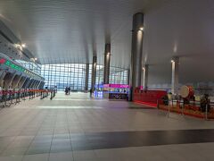 LRTの駅隣接のターミナルに入ると広い、広い、広い、ただただ広い。
その割に人がいません。
とりあえずチケットブースに行きます。
写真の左側にはチケットブースがずらーっと並んでいますが、開いてる窓口は一つか二つです。