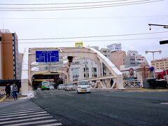 少し下流へ歩くと今度は立派な鉄橋がありました。
開運橋[https://www.tohokukanko.jp/attractions/detail_1197.html]です。
白いトラスが綺麗な橋です。

橋を渡って駅へ戻ります。