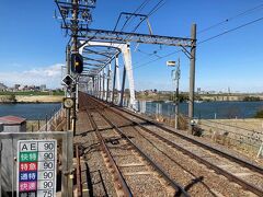 ホームの端からの京成本線の江戸川橋梁
トラス橋って、いいよね。