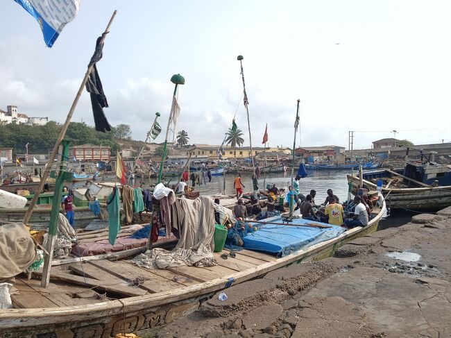 お休みなのに船の上には人が大勢～彼らは働いているのか、それとも団欒して遊んでいるのか・・・・旅人には分かりません。