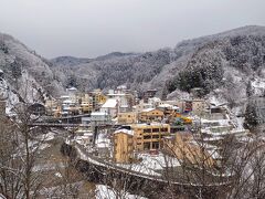 福島駅からバスに乗って５０分程度、雪景色の土湯温泉に到着しました(^^)

まずは定番スポットから鉄板の構図で、挨拶がわりのパシャリ…w

風情ある温泉街ですな(*´艸｀*)