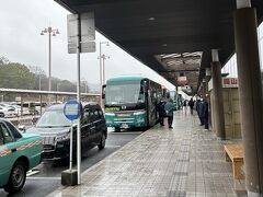 さて、出発が少し遅れましたが、岡山駅行きのリムジンバス、9：40発には間に合いました。

空港を出て右に出るとすぐバス停があります。