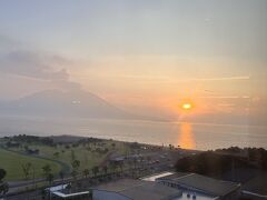 翌日、鹿児島港に朝早く到着すると、桜島が見えていました。