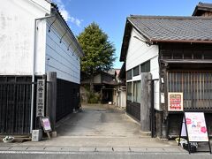 ●花の井蔵元 西岡本店

先ほど車を止めた「高上町駐車場」の他に、お祭り期間中は古い町並みのエリアから少し離れた「旧真壁小学校」の跡地にも、臨時駐車場（こちらは無料です）が設けられています。
ここに車を止めて、今回もう１か所訪れてみたいと思っていた「花の井蔵元 西岡本店」へと向かいます。

☆花の井蔵元 西岡本店ホームページ☆
　http://hananoi.jp/