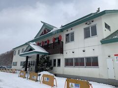 湯ノ花にやってきました。
定山渓にもありましたね。
お城のような巨大建物が圧巻です。
他の地方でこれだけの規模のものはないでしょう。
駐車場も広すぎて、雪があるとどこに置けばいいのか分からない、
冬の北海道あるあるです。