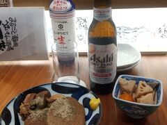 静岡おでんとノンアルビール。
おでん盛り合わせは種類が選べないというので、単品で欲しいものだけ注文。

カウンター席でおじさんに囲まれながら。
こういうのもまた良しです。

でも黒はんぺん頼んだんだけど、思ってたイワシのはんぺんじゃなかった。
イワシのはんぺんはそんなに好きじゃないんだけど、せっかく静岡おでんを食べるなら…と思って頼んだのにな。

やっぱり老舗のおでん屋に行ってみないと本場の静岡おでんは食べられないのかな。。。