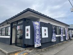 まだ富山に来て何も食べてないのでランチにします。
Googleマップで高評価だった氷見回転寿司粋鮨高岡店
地元の方も多く利用する回転すし屋さん。
