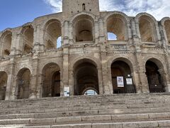 円形闘技場  は、古代ローマ時代のアンフィテアトルムの一つで、1世紀末頃に建造された。当時は3層構造で2万人を収容できたとされるが、現存するのは2層のみで、最上層は失われている。それでも、アルルに現存する古代ローマ遺跡の中では最大のもの

