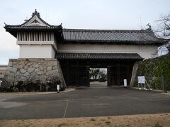 「鯱の門」です。
屋根の両端に鯱がのっていることから、この名で呼ばれているそうです。

天保6（1835）年から始まった本丸再建に伴い、本丸の門として天保9（1838）年に完成した門で、左側の続櫓と共に国の重要文化財に指定されています。

江戸時代後期の建築なので、防備よりも装飾に重点を置いた門になっているそうです。
確かに、続櫓には防御に不利な「犬走」（石垣と櫓の間の空間）があります。