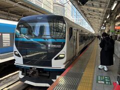 伊豆、熱海方面といえば踊り号。今回も踊り子号を予約する。海の見える側の席は早くから埋まっていた。