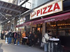 機内食も食べたけど、小腹が空いたので、NYで人気のJoe's PIZZAへ。

他にもたくさんのピザ屋さんがあるんだけど、ココだけ大人気で行列が！