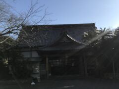 那古寺(那古観音)です。
観音堂は江戸時代中期の１７５８年に再建されたということで建物は歴史を感じさせてくれました。
土曜日午前中に訪問した際には１名だけ参拝されていました。