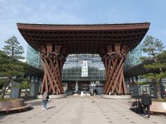 金沢駅の改札を出ました。
駅舎から出ると寒い～
金沢駅といえば兼六園口にある鼓門・もてなしドーム。