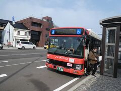 北陸鉄道のバスで兼六園へ！
バスは交通系ICカードは使えず地元のICカードのみでした。