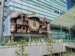 それが「日テレ大時計」です！
日本テレビのビルで、自分と同じくこの大時計を撮っている人たちもいました。