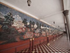 王宮隣接のシルバーパゴダの敷地の回廊はラーマヤナが描かれています。
こちらもパゴダ内部は撮影ができませんが、それ以外は撮影可能です。