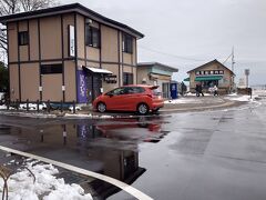 昼食はこちら、さんとり茶屋さん。

どこで食べるか悩んだけど、
時間があまりない日帰り旅。
予約ができるところで
口コミ評価が高いところを選んでここにしました。
景色もよいとのことだったので。

私たちは、11時半からの予約ですが、
オープンもその時間で、10人くらい並んでいました。

11時半になり、名前をいったら、
二階に通してもらえました。