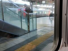 ８時１１分に広島駅から出発。
少し早めに行って並んだので通勤時間とかぶっていますが３人でボックスシートに座ることができました。
平日金曜日、この時間は学生よりも勤め人が多めでしたが、満員電車！というわけでもなくほどほどの乗車率。