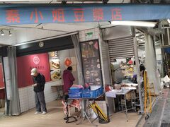 ２日目は朝ご飯から動き出します！
歩いて20分ぐらいのこちらのお店
入店してから知ったけど、LINEで注文できたみたい
私は指差しでなんとか注文
テイクアウトもありますが、隣のスペースにイートインコーナーがあります