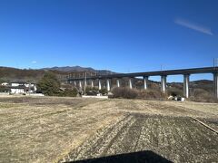 上越新幹線の高架橋をくぐると渋川はもうすぐです