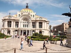 メキシコシティには現地時間の午前中に着くことになる。乗り継ぎは翌日の朝のため、乗り換えまでメキシコシティの市内観光を簡単に。