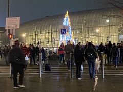 ストラスブール駅に戻ってきました。まだ駅周辺は人がいっぱいです。真ん中のツリーですが、77の小さなストラスブール大聖堂を模したプラスチックでできていて、高さ10メートルだそうです。近くで撮れば良かったな。