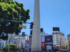 3日目。次の飛行機、出発は午後のため、それまでホテル近くを散策。ホテルはブエノスアイレス中心部で便利なところ。
これは有名なブエノスアイレスのオベリスク。7月9日大通り。7月9日はアルゼンチンの独立記念日。