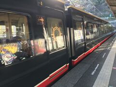 バス、電車と待ち時間があったものの、2100系（リゾート21）黒船電車に乗って熱海駅に移動しました。