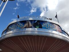 まずは妹がキティちゃん好きなので、「ハローキティのカップケーキ・ドリーム」へ。

また、エクスプレスパスにフライングダイナソー又はジョーズの乗車権がありましたが、高所恐怖症のため後者を利用。
ジョーズそういえば20年振りで新鮮だったし普通にビビってました。しかも運良く(悪く？)左側最後列。
乗船員役のクルーがイケメン&イケボだったのが妙に印象に残っています。

昼時までに時間が中途半端に残ったので、すぐ近くにあった「シング・オン・ツアー」の待機列へ。
SINGは観た事がありませんが、それでも充分楽しめる派手なパフォーマンスが圧巻でした。