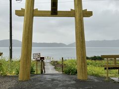 08:30

本当は宿を出てたから、「ちりりんロード」は渡れなくても「知林ヶ島」を眺められるという「田良浜展望台」に行こうと思ってたけど、なにか道がよく分からず(結局反対側を見ていたことが跡からわかる)、諦めて池田湖に向かいます。
※「ちりりんロード」
　３月から１０月の間の干潮時に、対岸に浮かぶ「知林ヶ島」までの約８００メートルの砂州が完全に渡れる状態になり歩いて島まで行けるらしい。
行ってみたいな～。

池田湖、昨日もランチで立ち寄ってますが、今日の目的は「黄金の鳥居」
地図で池田湖を見ているときに見つけました。
とりあえず急ぐ旅ではないので立ち寄ります。