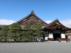 京都駅から移動する際に京都総合観光案内所（京なび）に立ち寄り、梅の開花状況を確認して、見頃という二条城へやってきました。