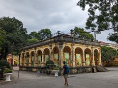 展示室

敬天宮エリアにはこういったフランス軍の建物が点在しており、
展示施設だったり事務所に使われたりしているようです。

13時35分
１時間ほど見学し、西側のゲートから出ます。