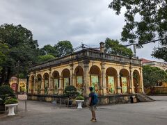 展示室

敬天宮エリアにはこういったフランス軍の建物が点在しており、
展示施設だったり事務所に使われたりしているようです。

13時35分
１時間ほど見学し、西側のゲートから出ます。