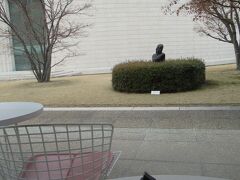 美術鑑賞の前に、休憩。