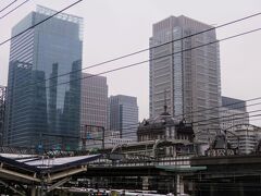 朝８時前の東京駅丸の内側です(^^)

天気は良くないね…(-_-;)